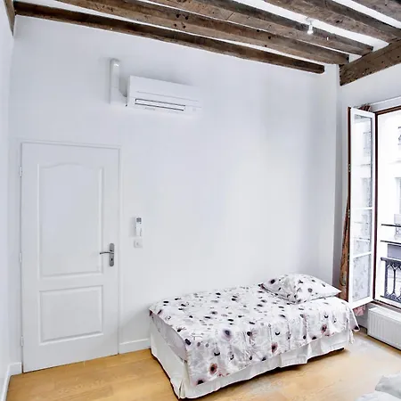 Marais 4 Bedrooms New * Париж