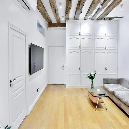 Marais 4 Bedrooms New * Париж